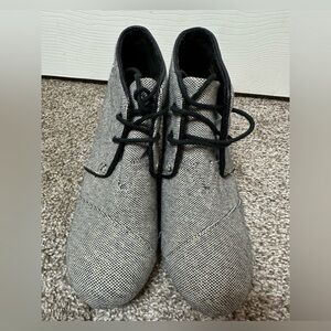 Toms 690515 Women Sz 8.5 Black & Gold Metallic Linen Desert Wedge Bootie